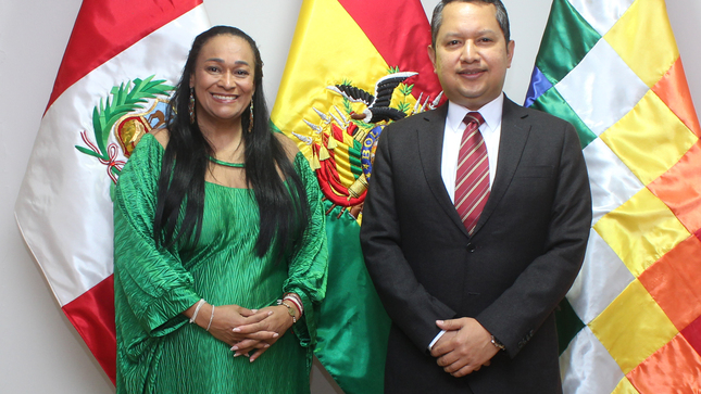 Encargado de Negocios a.i. del Perú en Bolivia con la Embajadora de Colombia en Bolivia