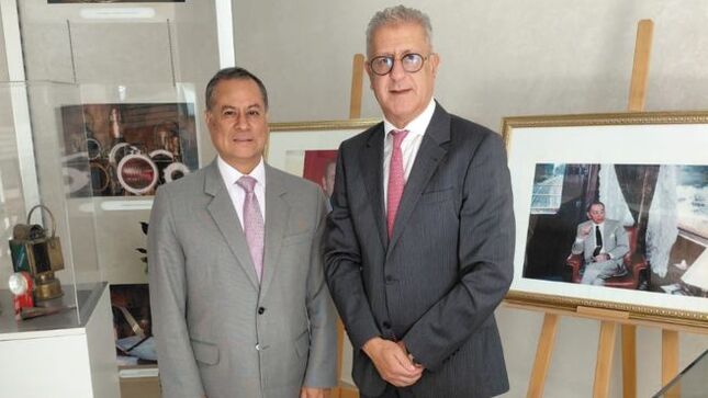 El Embajador del Perú en el Reino de Marruecos y el Director General de la Oficina Nacional de Ferrocarriles 