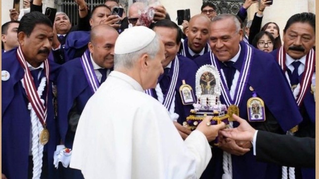 Santo Padre recibe réplica del anda Copyright VaticanMedia