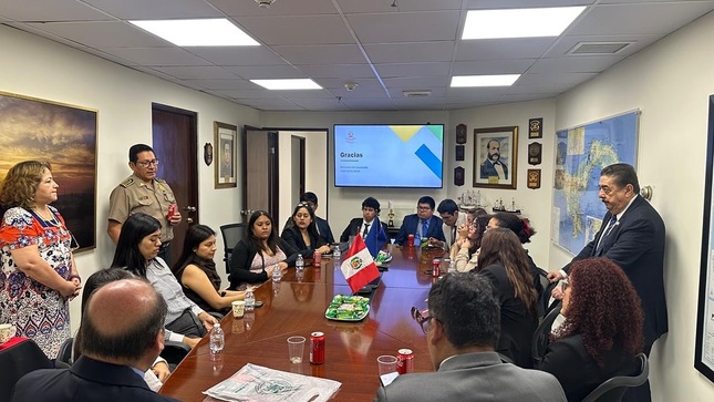 Estudiantes de la Universidad Ricardo Palma visitan la Embajada del Perú en Panamá