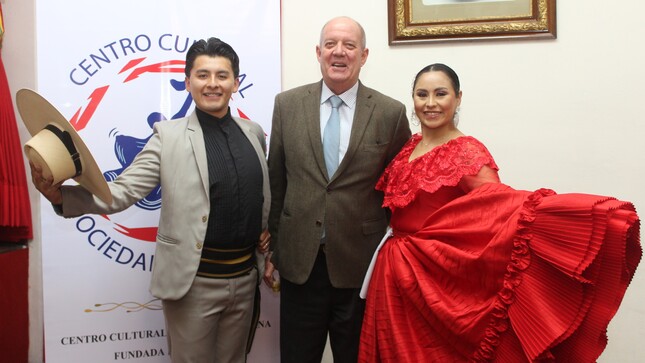 El Embajador Chávez-Taffur con danzantes de marinera