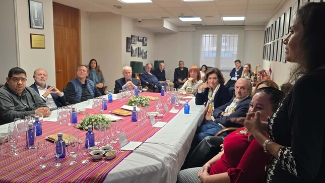 El pisco peruano cautiva en Madrid: clase magistral y cata de honor en la Embajada