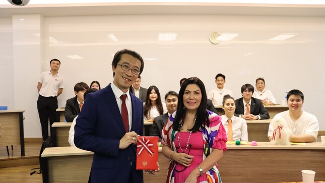 Dio el libro al Rector del Dusit Thani College