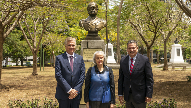 Develan busto del Gran Almirante del Perú Miguel Grau en Costa Rica