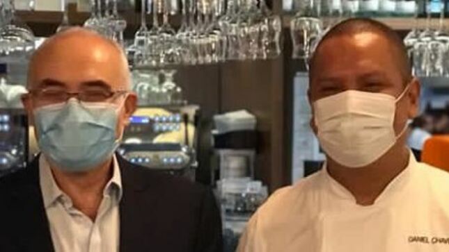 Embajador del Perú en Singapur Carlos Vasquez (izq) junto al chef peruano, Daniel Chavez, propietario del restaurante Ola Cocina de Mar 