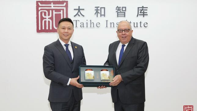 Foto del Embajador del Perú en China con el representante del Institute Taihe.