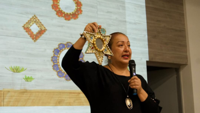 Organizan clase magistral en Bogotá con artesana peruana Magaly Luzalde