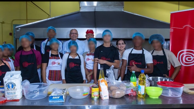 Embajador Mario López Chavarri con los jóvenes residentes del CAI