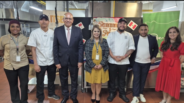 embajador Mario López y la directora de la Escuela de Artes Culinarias del ITSE, Aída Rugliancich