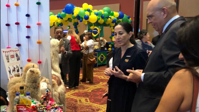 Visita de la Ministra de Cultura, María Eugenia Herrera al Stand Perú