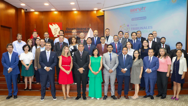 Foto grupal de titulares de los tribunales